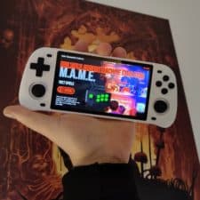 Powkiddy RGB10 Max Handheld in der Hand gehalten