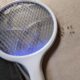 Elektrische Fliegenklatsche ab 16,99€ – Kill die Mücken! (Elektrische Fliegen/Mückenklatsche, UV Lichtfalle)
