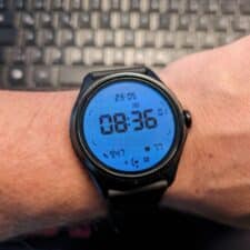 Mobvoi Ticwatch Pro 5 Enduro am Handgelenk