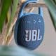 JBL Clip5 ab 64€ im Test – Mini Powerhouse für unterwegs (Bluetooth 5.3 Lautsprecher, 7 Watt, 12h Akkulaufzeit, App)