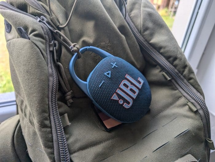 JBL Clip5 am Rucksack