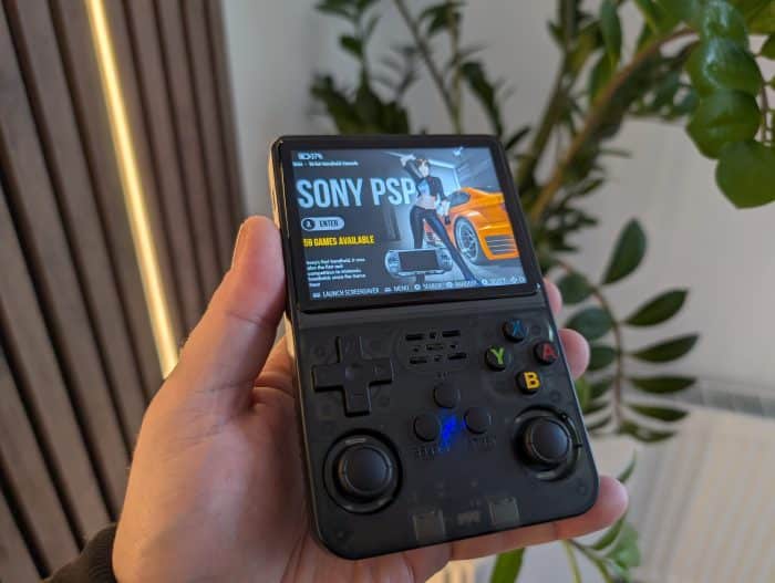 R36S Retro Handheld in der Hand